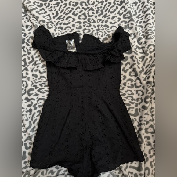 NWOT Urban Outfitters Kimchi Blue Jeena Eyelet Off-the-shoulder Romper - Picture 7 of 8